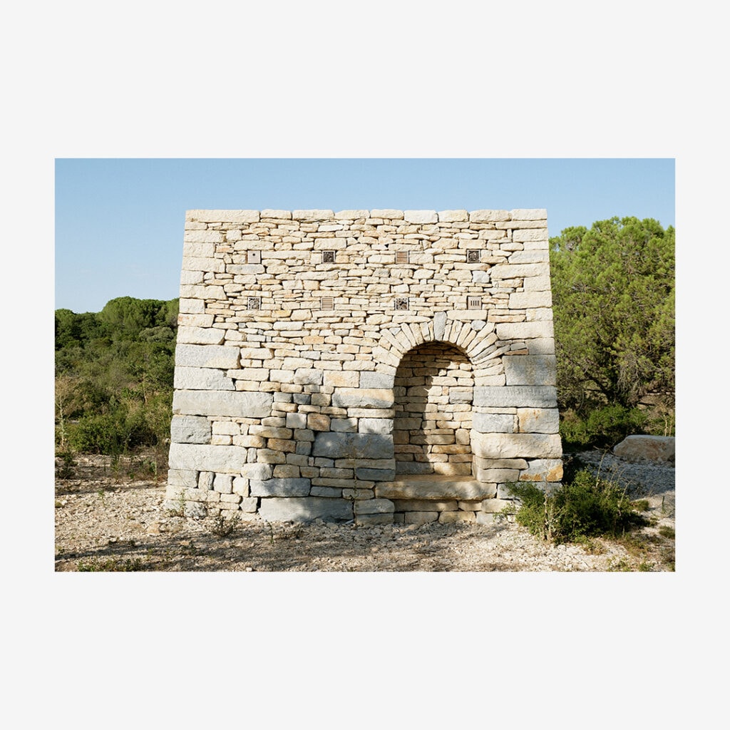 Arche en pierre sèche contemporaine conçue par un architecte.