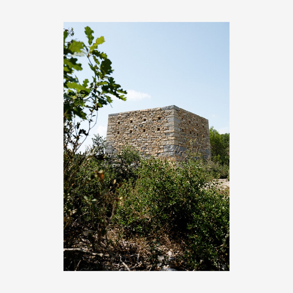 Construction en pierre sèche contemporaine dans le sud de la France.