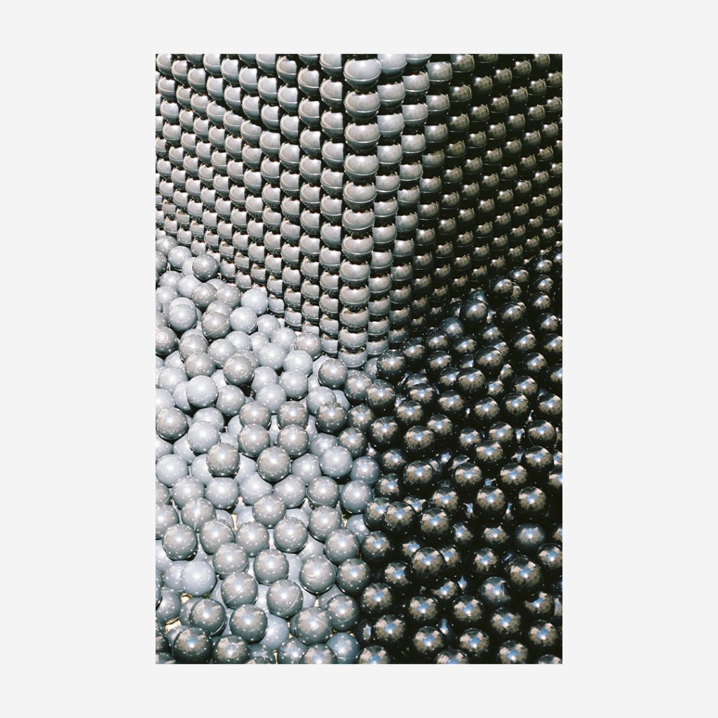 15000 balles de plastique noir assemblées formant une tour de base carré