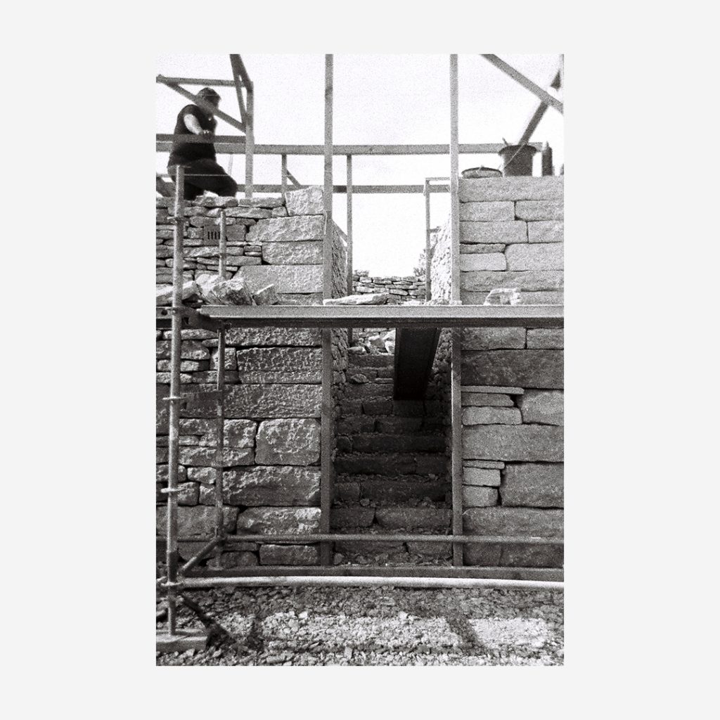 Escalier lors de travaux de construction d’un belvédère en pierre sèche